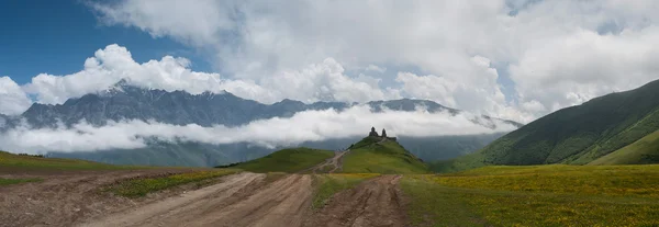 在佐治亚州，高加索地区的 gergeti 教堂 — 图库照片