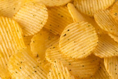 Flüt desenli patates cipsi yemek arkaplanı olarak kapanıyor.