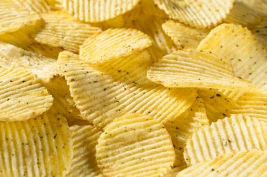 Flüt desenli patates cipsi yemek arkaplanı olarak kapanıyor.