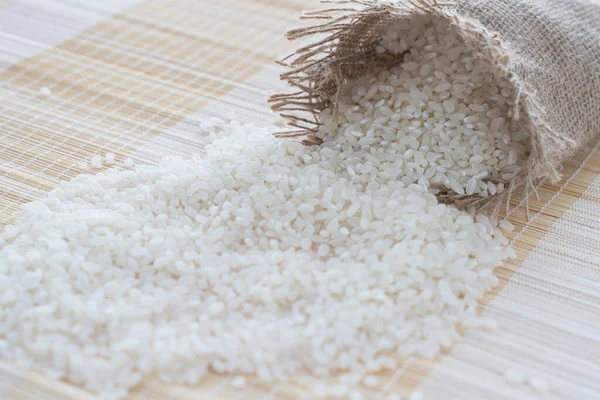 Körner Weißer Reis Einem Leinensack Auf Dem Tisch Aus Nächster — Stockfoto