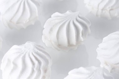 Beyaz bir zemin üzerinde beyaz vanilyalı tatlı krema.