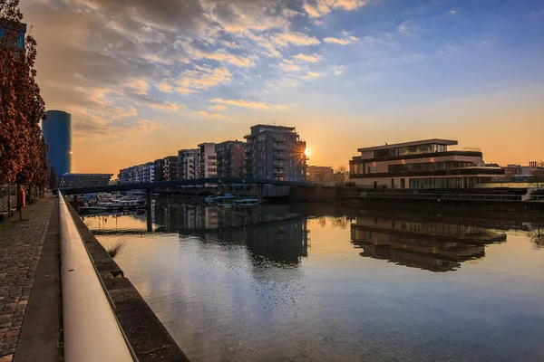 Zona Residencial Canal Desde Main Frankfurt Amanecer Frente Agua Con —  Fotos de Stock