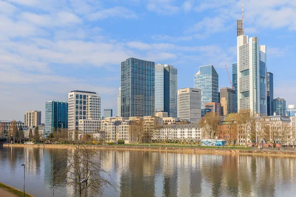 Frankfurt Városképe Napsütéses Napon River Main Előtérben Toronyházak Pénzügyi Negyedből — Stock Fotó