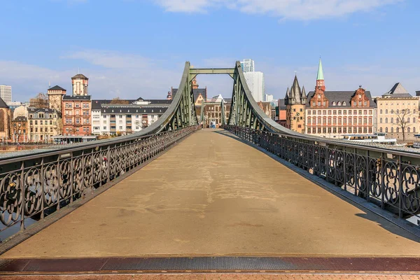 Исторический Пешеходный Мост Через Майн Франкфурте Дома Старого Города Заднем — стоковое фото