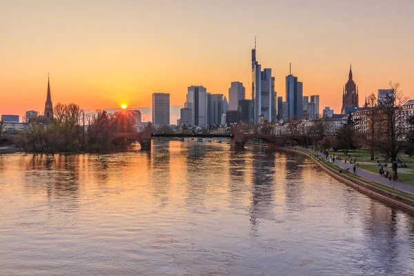 Naplemente Frankfurt Felett Felhőkarcolók Kereskedelmi Épületek Láthatáron River Main Híddal — Stock Fotó
