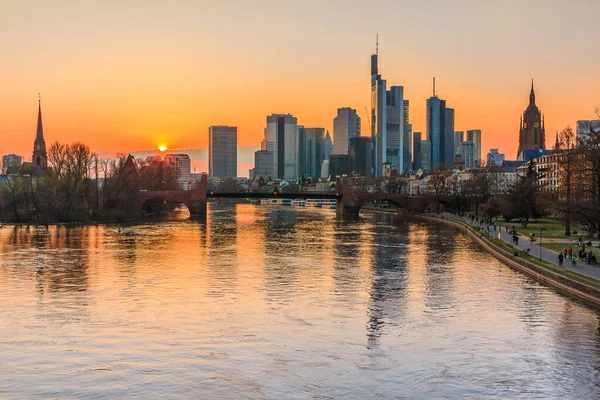 Frankfurt Városképe Este Napnyugtakor River Main Tükröződik Felhőkarcolók Pénzügyi Üzleti — Stock Fotó
