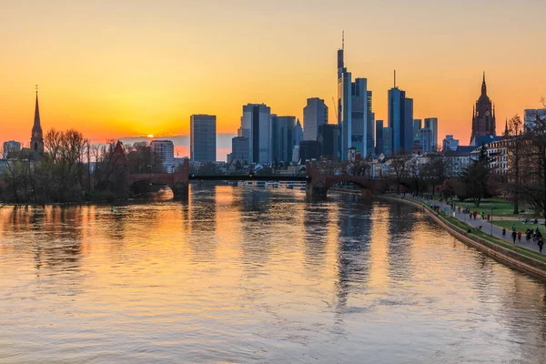 Frankfurter Skyline Abend Bei Sonnenuntergang Fluss Mit Spiegelungen Wasser Des — Stockfoto