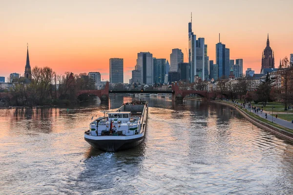 Horizonte Frankfurt Por Noche Atardecer River Main Con Barco Edificios —  Fotos de Stock