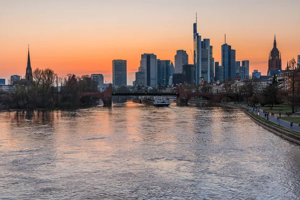 Frankfurt Városképe Este Naplemente Üzleti Irodaházak Felett Pénzügyi Negyedben Híd — Stock Fotó