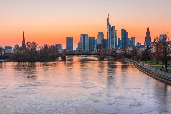 Frankfurt Városképe Este Naplemente Folyó Felett Main Városközponttól Pénzügyi Üzleti — Stock Fotó