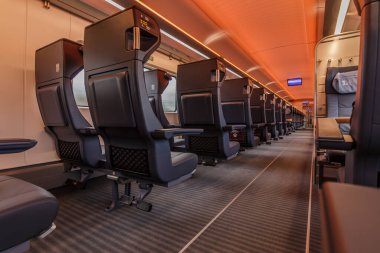 Alman demiryolundan gelen birinci sınıf bir trende tren kompartımanı. Koltuklarda yolcu olmadan. Araba kullanırken aydınlatılmış vites. Dijital işaretli merkez koridor