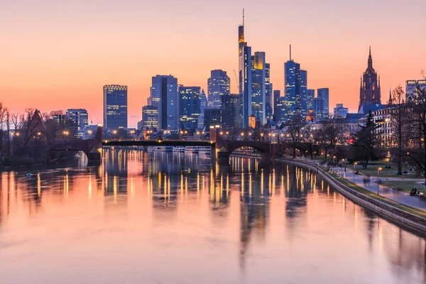 Frankfurt Városképe Este Kereskedelmi Épületek Pénzügyi Negyed Fények Tükröződések Víz — Stock Fotó