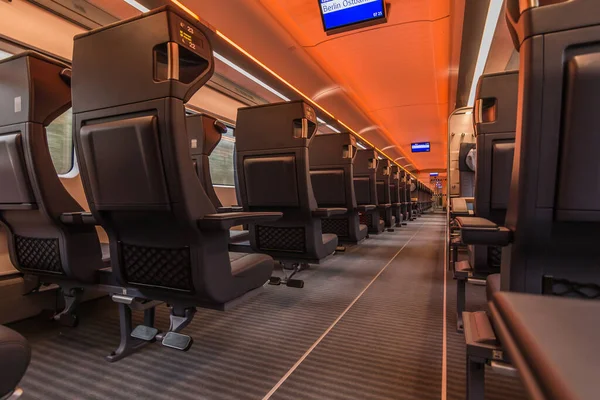 Przedział Kolejowy Kolei Niemieckiej Bez Pasażerów Przejściu Siedzeniach Korytarz Oświetlony — Zdjęcie stockowe