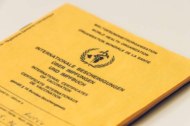 Aşı sertifikasının görüntüsü. Sarı kart ve Dünya Sağlık Örgütü 'nün gerekli aşıları. Dünya Sağlık Örgütü 'nün uluslararası alanda tanınan sağlık pasaportu