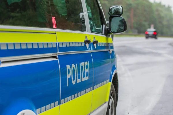 Deutsche Polizeiwagen Auf Der Autobahn Von Der Seite Fahrzeugaufbau Auf — Stockfoto