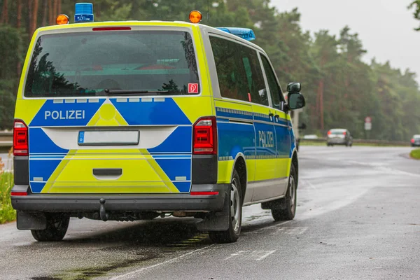 ブランデンブルク州から高速道路の隣に非常停止で警察の車 反射ストリップと青と黄色の塗装で警察車両 死体に書かれた警察の手紙 — ストック写真