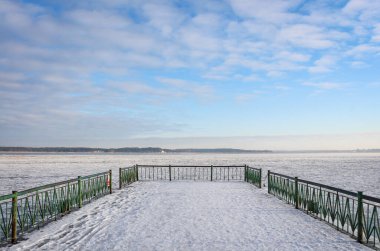 Soğuk bir günde donmuş göl karlı iskeleden görüldü..