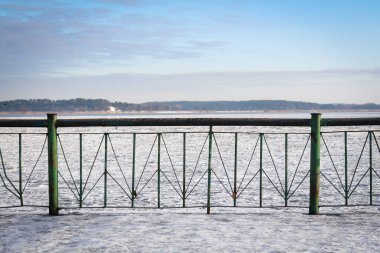 Soğuk bir günde donmuş göl karlı iskeleden görüldü..