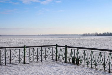 Soğuk bir günde donmuş göl karlı iskeleden görüldü..
