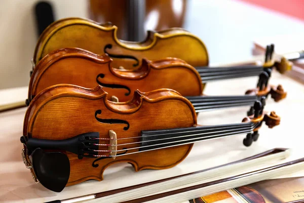 Tres Violines Clásicos Pie Sobre Una Mesa Instrumentos Musicales Cuerda —  Fotos de Stock