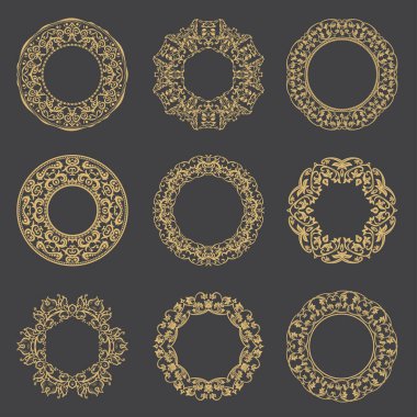Dairesel barok süsü. Altın dekoratif çerçeve. Mesajın yeri. Monogram, logo, düğün davetiyesi, menü için kullanılabilir. Vektör grafikleri.