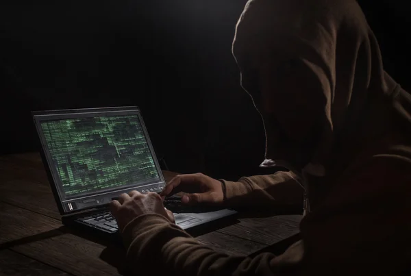 Hacker al lavoro — Foto Stock