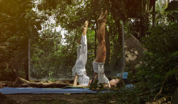 Två Vackra Kvinnor Gör Yogaövningar Naturträdgården Friluftsträning — Stockfoto