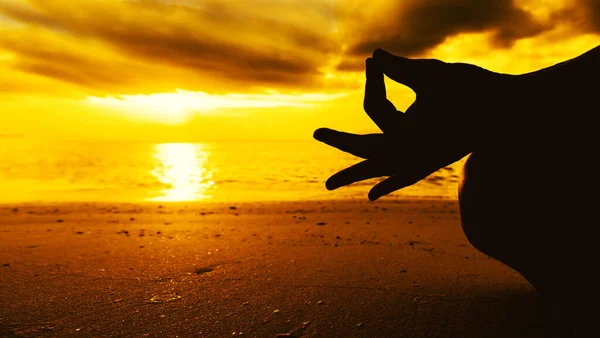 Gelassenheit Und Yoga Üben Meditation Bei Sonnenuntergang Weibliche Finger Machen — Stockfoto