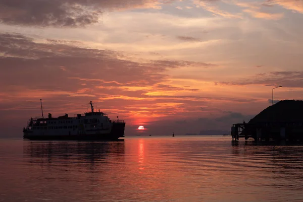 ラジャフェリーは日没時にコファンガン桟橋に到着します ストックフォト