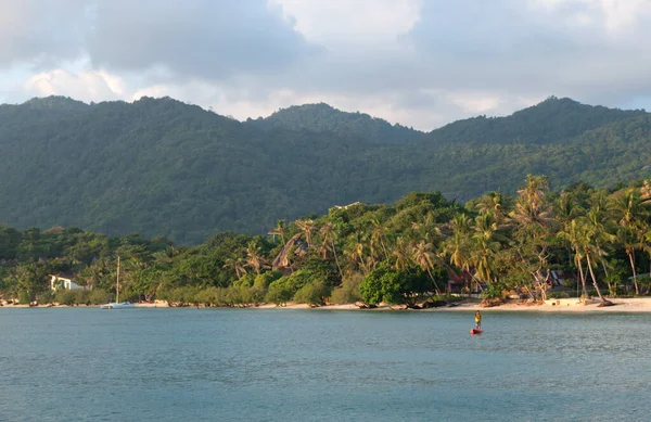 ファンガン島の熱帯のビーチでのシーン タイのサムイ島側にリンエリアがありました ロイヤリティフリーのストック画像