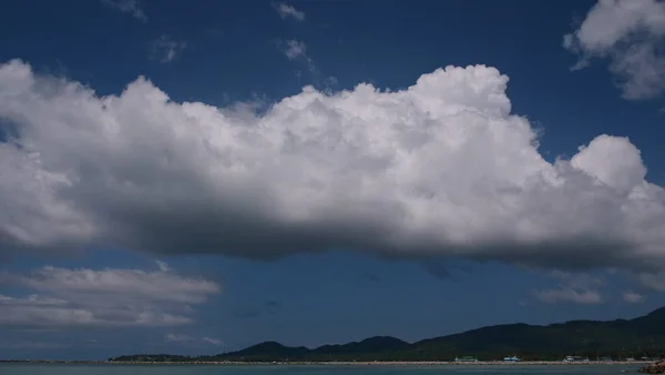 Bellissimo Cielo Blu Con Nuvole Sopra Isola — Foto Stock