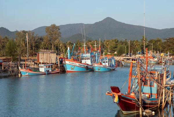 Koh Phangan Suratthani Thailand Hin Kong港口线渔民村和船坞 免版税图库照片