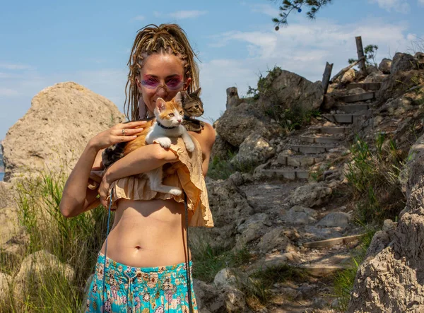 Hippie Menina Com Dois Gatinhos Natureza — Fotografia de Stock
