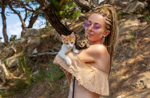 Ragazza Hippie Con Due Gattini Natura — Foto Stock