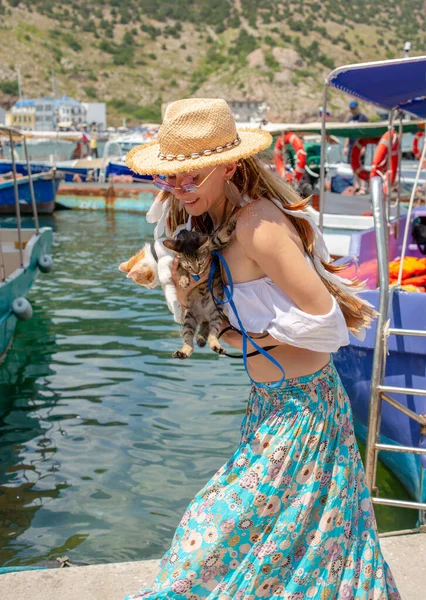 Donna Moda Con Due Gattini Mano Estate Molo Barca — Foto Stock