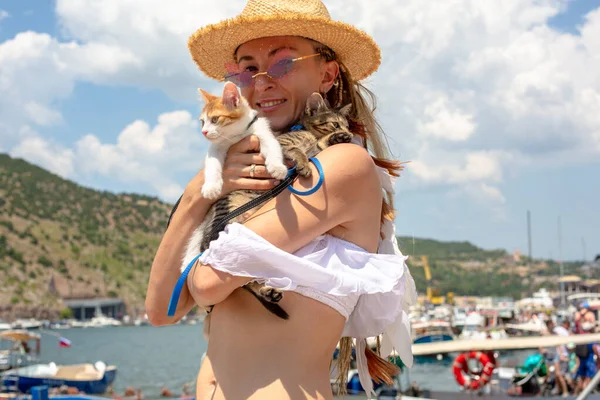 Μόδα Γυναίκα Δύο Γατάκια Στα Χέρια Καλοκαίρι Προβλήτα Βάρκα — Φωτογραφία Αρχείου