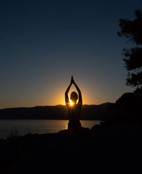 Lugn Och Yoga Utövar Skymningen Solnedgång Tid Meditation — Stockfoto