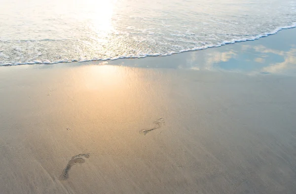 Pisando no mar com espelho do céu na água — Fotografia de Stock