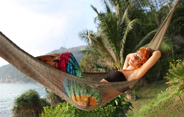 Flicka liggande i en hängmatta vid stranden i Koh Phangan — Stockfoto