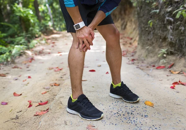 Corredor segurando a perna dolorida, dor no joelho de corrida ou exercício, j — Fotografia de Stock