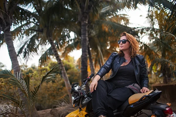 Foto da menina na motocicleta esportiva — Fotografia de Stock