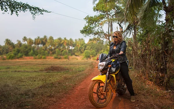 Motorrijder. Foto van het meisje met sport motorfiets op de ro — Stockfoto