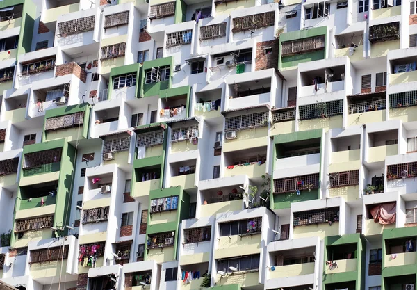 Uma casa típica na Malásia. foto fachada de um edifício com col — Fotografia de Stock