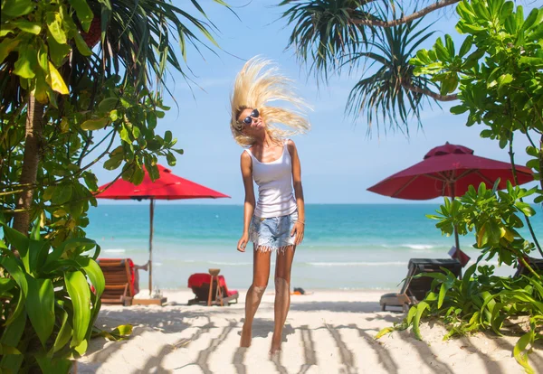 A homok beach.looking, friss és boldog mosolygó gyönyörű nő — Stock Fotó