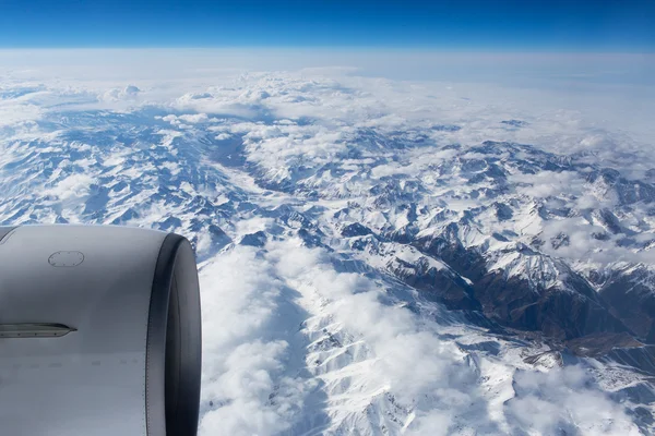 チベットの山々 の上を表示します。sn で飛行機の窓からの眺め — ストック写真