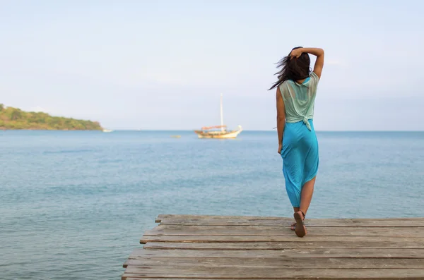 Expectation. photo of a woman on the dock that looks into the di — Stock Photo, Image