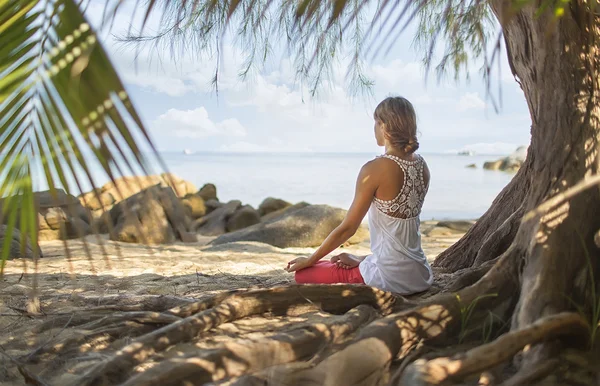 Meditation. Foto av en kvinna som sitter i lotus positio — Stockfoto