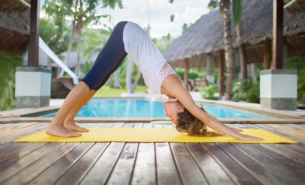 Adho Mukha shvanasana.girl fazendo asana "focinho do cão para baixo" pelo — Fotografia de Stock