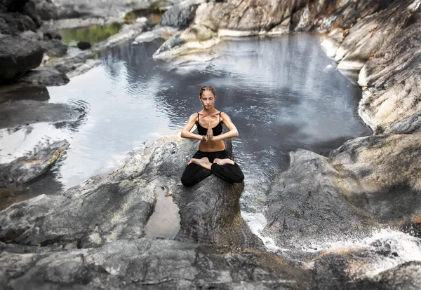 Meditation.Photo van het meisje die in de lotus positio zit — Stockfoto