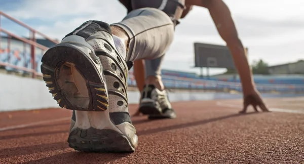 Pés atleta corredor correndo em treadmill.closeup no sapato — Fotografia de Stock